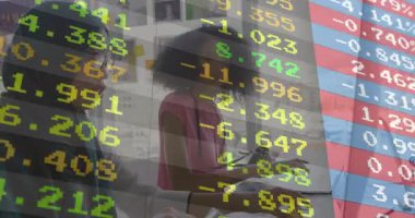 Finansal verilerin analizi, animasyon örtüsüyle işbirliği yapan çeşitli iş kadınları. Finans, işbirliği, takım çalışması, analitik, strateji, teknoloji