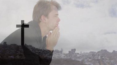 Elleri çapraz ve kayalık manzara animasyonlarında kapalı dua eden bir adam. İnanç, maneviyat, din, ibadet, meditasyon, tefekkür