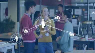 Ofisteki çeşitli insanlar üzerinde bağlantılar ve veri işleme animasyonu ağı. Teknoloji, ağ oluşturma, takım çalışması, işbirliği, çeşitlilik, yenilik