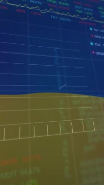 Ukrayna bayrağı üzerinde veri işleme animasyonu. Ukrayna krizi ve uluslararası politika kavramı dijital olarak oluşturuldu.