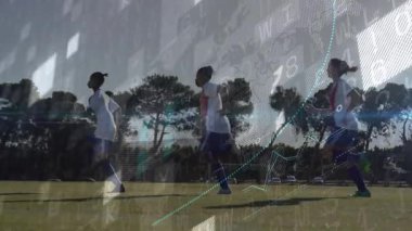 Dijital veri işleme animasyonlarıyla çim alanında koşan insanlar. Teknoloji, fitness, egzersiz, yenilik, açık hava, sanal