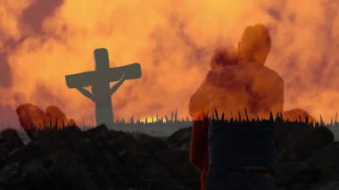 Animasyon bulutlarıyla dolu canlı günbatımı gökyüzüne karşı haçı olan insan silueti. Ruhani, inanç, inanç, bağlılık, dinginlik, ufuk