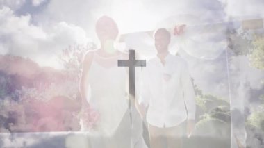 Parlak bulutlu gökyüzünün altında el ele tutuşan, düğün kıyafetleri içinde gülümseyen bir çift. Romantizm, aşk, kutlama, mutluluk, birlik, açık hava