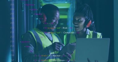 Güvenlik yelekleri giyen iki işçi kodlu verileri analiz ederek animasyonu örtüyor. Teknoloji, veri analizi, mühendislik, takım çalışması, dijital, yenilik