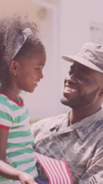 Babamla Afrikalı Amerikalı bir kız için aşık olma emojisinin animasyonu. Çocuklar günü konsepti dijital olarak oluşturulmuş video.