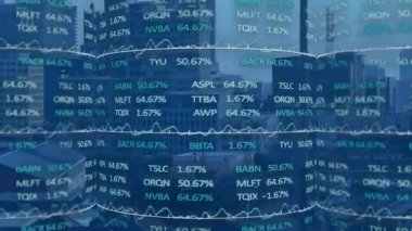 Şehir planının üstünü kaplayan borsa verilerinin ve grafiklerinin animasyonu. Maliye, ekonomi, büyüme, yatırım, ticaret, analitik