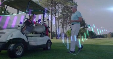 Golf arabası olan yaşlı adamlar ve yeşil manzara üzerinde finansal veri animasyonu. emeklilik, finansal planlama, açık hava, yatırım, strateji, boş zaman