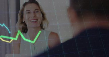 Ofiste, bilgisayar ekranında finansal grafik animasyonuyla gülümseyen bir kadın. İş, finans, teknoloji, analitik, işyeri, ekonomi