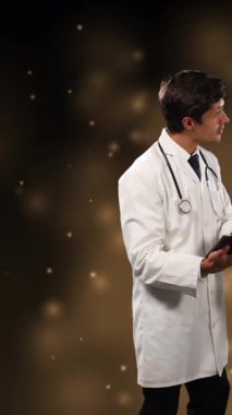 Beyaz erkek ve kadın doktorların siyah arka plandaki ışık noktalarından hareketlenmeleri. Kamu hizmeti günü ve dijital olarak oluşturulan video konsepti.