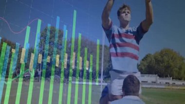 Mavi gökyüzünde finansal veri işleme animasyonu yapan rugby oyuncusu topu tutuyor. Spor, finans, takım çalışması, rekabet, atletik, yatırım