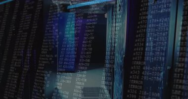 Veri merkezindeki sunucu rafları üzerinden bilgisayar kodu ve hata mesajlarının animasyonu. Siber güvenlik, teknoloji, altyapı, ağ, dijital, veritabanı
