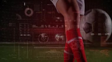 Futbolcu dijital veri işleme animasyonu ile çalışıyor. Spor, atlet, teknoloji, hareket, rekabet, analitik