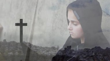 Çapraz örtüyle dua eden kişi, kayalık arazide ruhani yansıması olan kişi. Maneviyat, meditasyon, inanç, doğa, din, sükunet