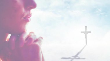 Elleri sımsıkı bağlı dua eden, arka plan animasyonunda gölgeler oluşturan biri. İnanç, maneviyat, dua, din, meditasyon, bağlılık