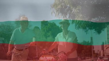 Güneşli parkta bisiklet süren, Bulgar bayrak animasyonu üst üste binen iki kişi. Bisiklet, eğlence, açık hava, ulusal gurur, vatanseverlik, egzersiz