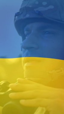 Ukrayna bayrağı üzerinde dürbünü olan melez bir askerin canlandırması. Ukrayna krizi ve uluslararası politika kavramı dijital olarak oluşturuldu.