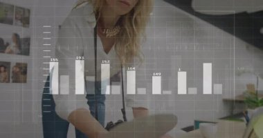 Finansal grafikler inceleniyor, veri işleme animasyonu olan bir iş kadını ofisinde. finans, analiz, teknoloji, yatırım, şirket, dijital