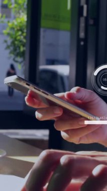 Bilgisayar ve akıllı telefon kullanarak iş adamlarının finansal veri işleme animasyonu. küresel iş, finans, veri işleme ve dijital arayüz kavramı dijital olarak oluşturulmuş video.