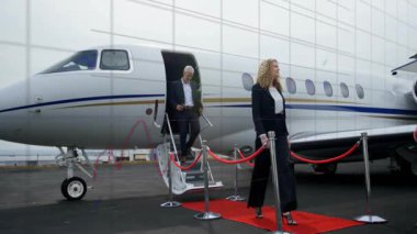 Özel jetten inen borsa grafik animasyon kaplamalı iş adamları. Şirket, lüks, finans, yöneticiler, zenginlik, teknoloji