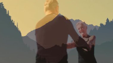 Gün batımında manzaralı dağ manzarasında dans eden iki insan animasyondan zevk alıyor. Manzara, dans, doğa, özgürlük, hareket, eğlence