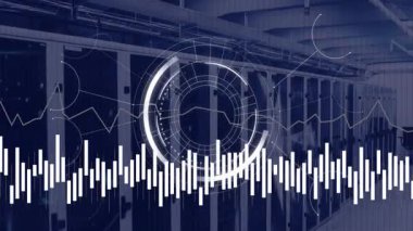 Veri merkezinde, sunucu raflarını kaplayan grafik ve grafiklerin animasyonu. Teknoloji, dijital, analitik, ağ, bilgisayar, bilgi