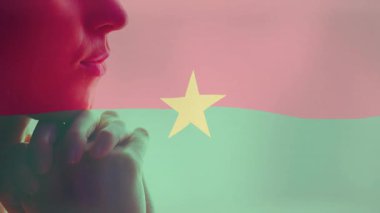 Burkina Faso bayrağı, animasyon arka planına karşı insan silueti. Vatanseverlik, milliyetçilik, yansıma, kültür