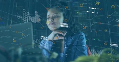 Animasyon kaplamalı verileri analiz etmek, kot ceketli kadının işine odaklanması. Veri analizi, teknoloji, dijital, konsantrasyon, ofis