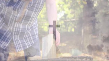 Çapraz sembollü ahşap blok, doğayla iç içe olan insan. Ruhanilik, inanç, inanç, ahenk, sükunet, açık hava