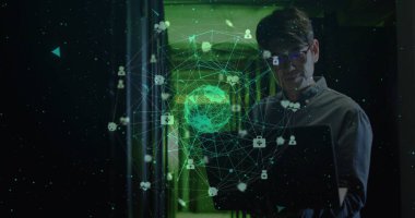 Sunucu odasında Asyalı bir erkek çalışanın görüntüsü ve veri işlemesi. Küresel teknoloji ve dijital arayüz konsepti dijital olarak oluşturuldu.