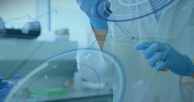 Kafkasyalı bilim adamlarının test tüpüyle veri işleme ve tarama görüntüsü. Küresel bilim ve dijital arayüz kavramı dijital olarak oluşturulmuş görüntü.