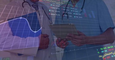 Tablet kullanan farklı erkek doktorların veri işleme ve diyagramlarının görüntüsü. Küresel tıp ve dijital arayüz kavramı dijital olarak oluşturulmuş görüntü.