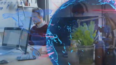 Dijital dünya haritasıyla masasında çalışan işadamı animasyonu örtüyor. Küresel, teknoloji, yenilik, dijital dönüşüm, şirket, ağ