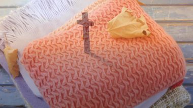 Ahşap yüzeyde çapraz desenli havlular, animasyon tarzında istiflenmiş. Çizgi film, tekstil, kumaş, tasarım, rahat, gevşeme