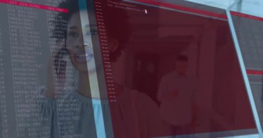 Bilgisayar ekranındaki animasyonlara bakan, okuldaki programlama kodlarını analiz eden bir kadın. Teknoloji, kodlama, eğitim, bilgisayar bilimi, öğrenme, öğrenci