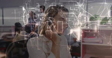 Ofiste, AI ağ bağlantılarının animasyonuyla telefonda konuşan bir iş kadını. Teknoloji, iletişim, ağ, fütürizm, yenilik, dijital