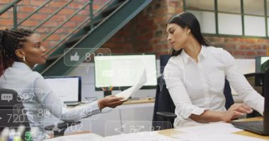 Ofiste belgeleri değiş tokuş ederken, sosyal medya tebligatları için animasyonu olan iki kadın. İşbirliği, takım çalışması, iletişim, iş, teknoloji, ağ