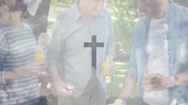 Dışarıda toplanan insanlar içkilerini çapraz sembol eşliğinde içiyorlar. Sosyalleşme, kutlama, eğlence, içecekler, topluluk, bağlantı