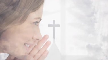 Kilisenin siluetine sahip gülümseyen kadın bulutlu arka planda. İnanç, maneviyat, sembolizm, din, inanç, bulutlar