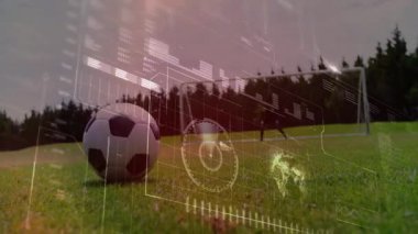 Futbolcular dijital veri işleme animasyonlarıyla sahada. Futbol, spor, teknoloji, analiz, istatistik, takım