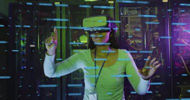 VR kulaklık takan, sunucu odasında animasyonla etkileşime geçen biri. Teknoloji, sanal gerçeklik, yenilik, veri, dijital, fütüristik