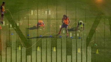 Animasyonda, çimenlik alanda futbol eğitimi ve finansal veri tabloları örtüşüyor. Spor, finans, analiz, istatistik