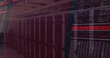 Veri merkezindeki sunucu raflarını kaplayan bilgisayar kodlarının animasyonu. Teknoloji, siber güvenlik, kodlama, yazılım, dijital, altyapı