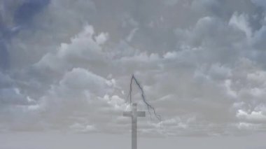 Bulutlu gökyüzünün altında, yıldırımlarla, dramatik sahnelerde çapraz gölgeler. Fırtına, manzara, maneviyat, doğa, elektrik, fırtına