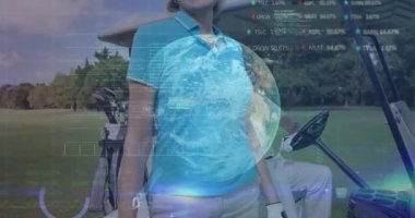 Golf sahasındaki gülümseyen kadın dijital verilerle ve Dünya animasyon örtüsüyle. teknoloji, spor, eğlence
