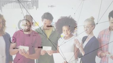 Okul ortamında dijital ağ animasyonlarını inceleyen tabletleri, çeşitli grupları kullanarak. Teknoloji, eğitim, işbirliği, çeşitlilik, yenilik, öğrenme