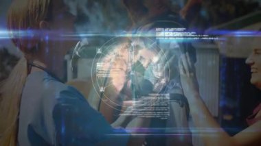 Muayene atı, veteriner klinikte dijital ağ bağlantılarını kullanıyor. Veteriner, hayvan bakımı, teletıp, at, sağlık, teknoloji