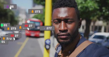 Sosyal medya tebligatlarıyla sokakta yürüyen adam animasyonu örtüyor. Teknoloji, iletişim, dijital, akıllı telefon, bağlantı, yaşam tarzı