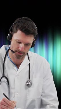 Beyaz erkek doktorun siyah arka plandaki ışık yollarının üzerindeki animasyonu. Kamu hizmeti günü ve dijital olarak oluşturulan video konsepti.