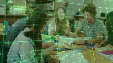 Okulda, öğrenciler dijital ızgara animasyon örtüsüyle iş birliği yapıyorlar. İşbirliği, takım çalışması, eğitim, yenilik, teknoloji, sınıf