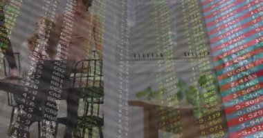 Ofiste işbirliği yapan iş adamları, finansal verileri animasyon örtüsüyle analiz ediyorlar. Şirket, takım çalışması, finans, beyin fırtınası, analitik, işbirliği